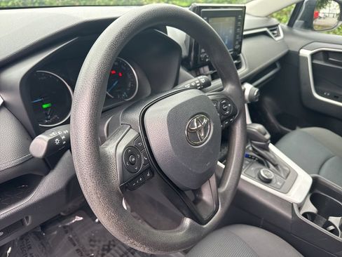 Used 2021 Toyota RAV4 LE AWD/4WD image 9