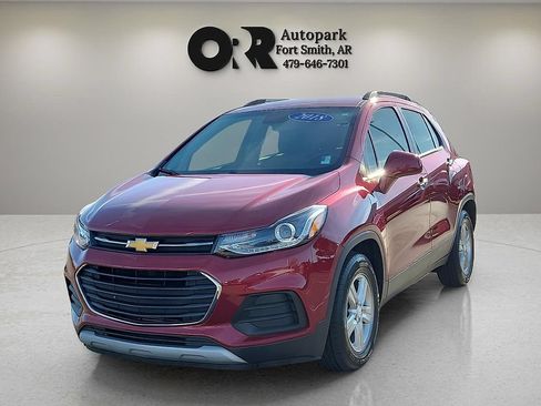 Used 2019 Chevrolet Trax LT w/ LT Convenience Package FWD image 2