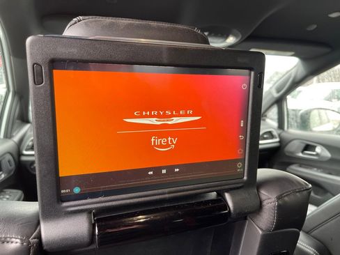 Used 2023 Chrysler Pacifica Touring-L w/ Uconnect Theater Family Group image 16