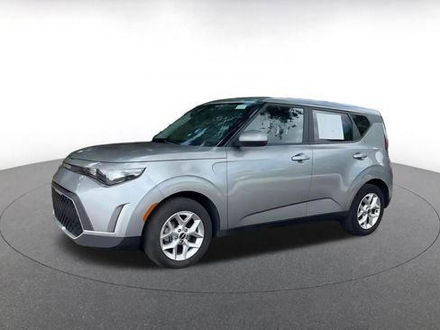 Used 2025 Kia Soul LX w/ LX Technology Package FWD image 8