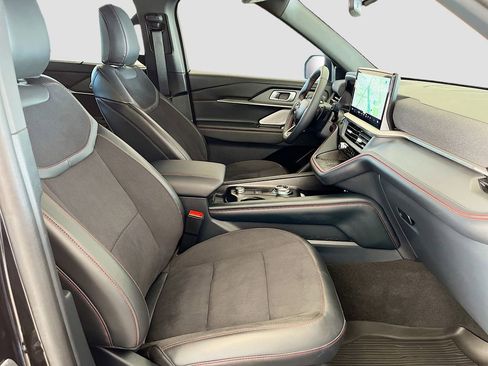 Used 2025 Ford Explorer ST image 31