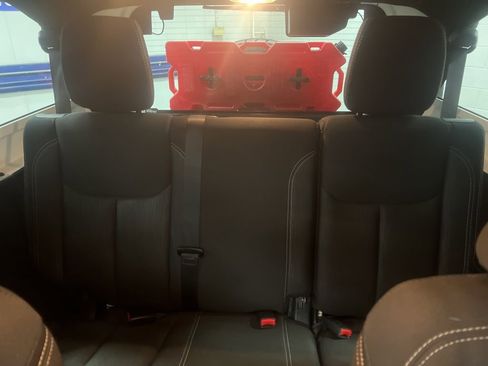 Used 2015 Jeep Wrangler Unlimited Rubicon w/ Connectivity Group image 14