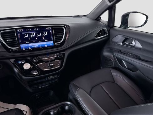 Used 2025 Chrysler Pacifica Select image 22