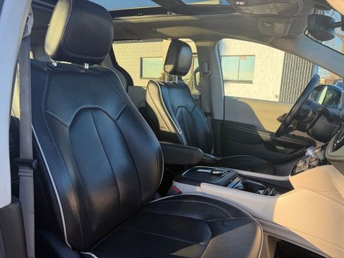 Used 2022 Chrysler Pacifica Limited image 33