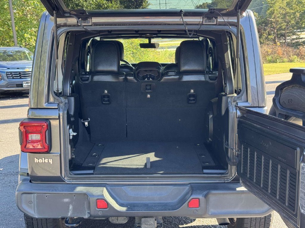 Used 2018 Jeep Wrangler Unlimited Sahara AWD/4WD image 17