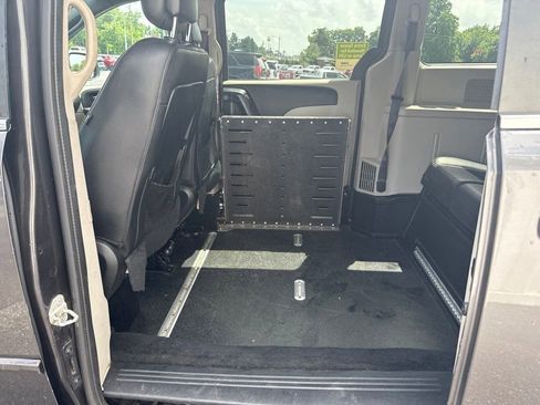 Used 2017 Dodge Grand Caravan SXT FWD image 12