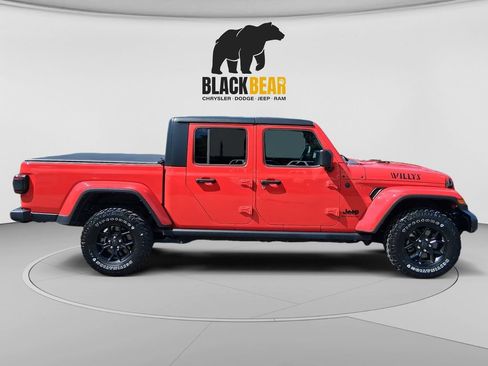 Used 2024 Jeep Gladiator Sport AWD/4WD image 2