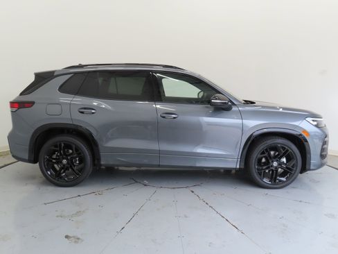 New 2026 Volkswagen Tiguan SE R-Line image 2