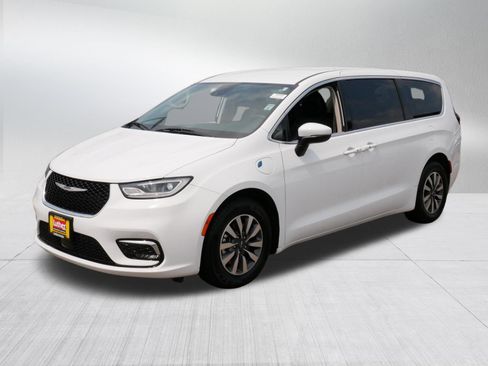 Used 2023 Chrysler Pacifica Touring-L FWD image 3