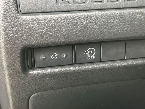 Used 2023 Nissan Rogue S image 29