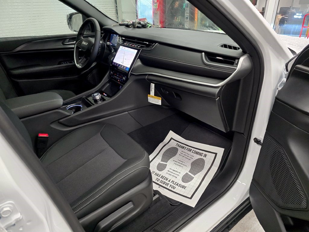 New 2027 Jeep Grand Cherokee Laredo X RWD image 31