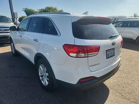 Used 2017 Kia Sorento AWD w/ LX Convenience Package image 10