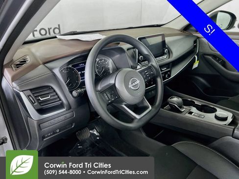 Used 2023 Nissan Rogue S AWD/4WD image 3
