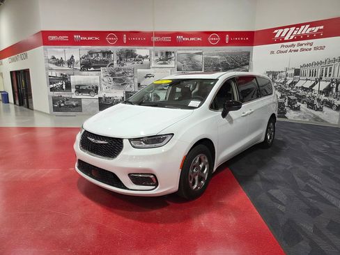 Used 2024 Chrysler Pacifica Limited AWD/4WD image 8