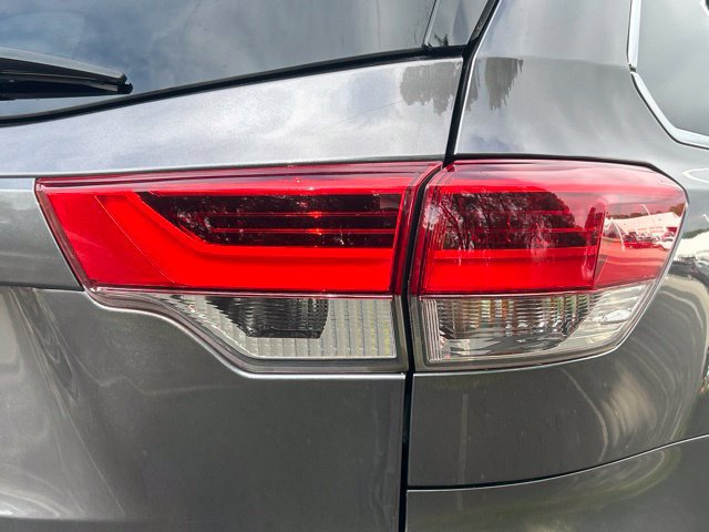 Used 2019 Toyota Highlander LE AWD/4WD image 11