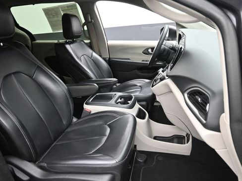 Used 2023 Chrysler Pacifica Touring-L FWD image 9