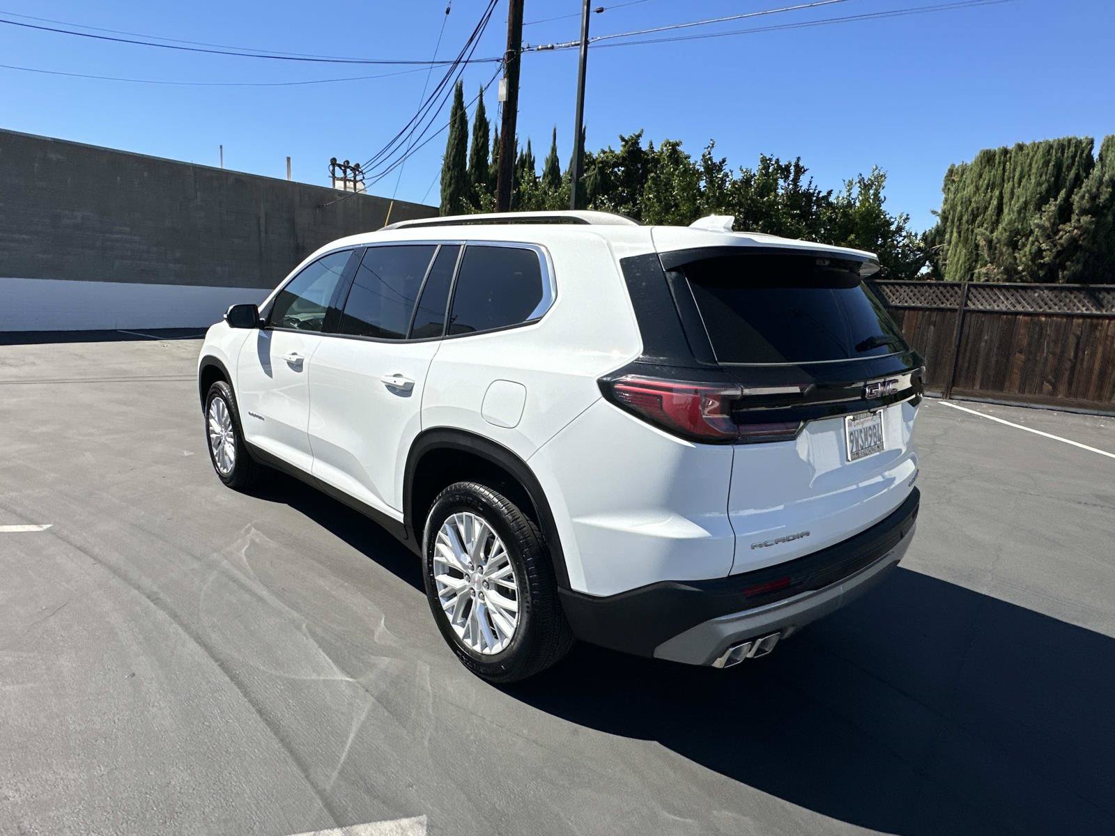 Used 2026 GMC Acadia Elevation w/ Elevation Premium Package FWD image 7
