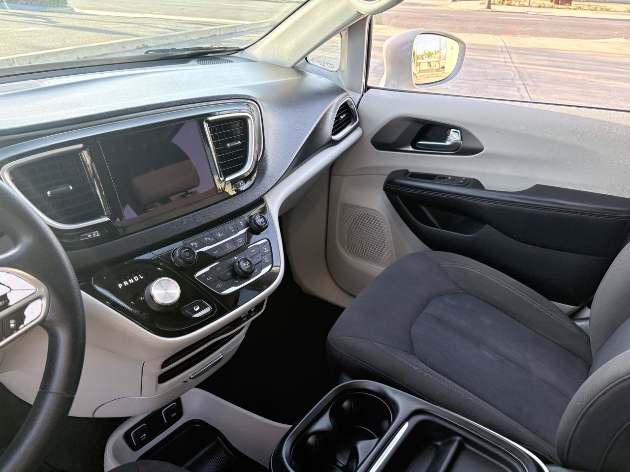 Used 2020 Chrysler Pacifica Touring w/ Tire & Wheel Group FWD image 7