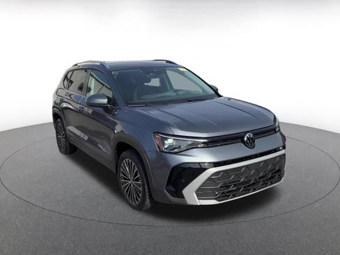 Used 2025 Volkswagen Taos SE FWD image 2