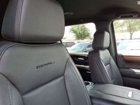 Used 2025 GMC Yukon XL Denali AWD/4WD image 13