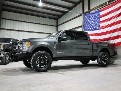 Used 2017 Ford F250 Lariat w/ Lariat Ultimate Package AWD/4WD image 4