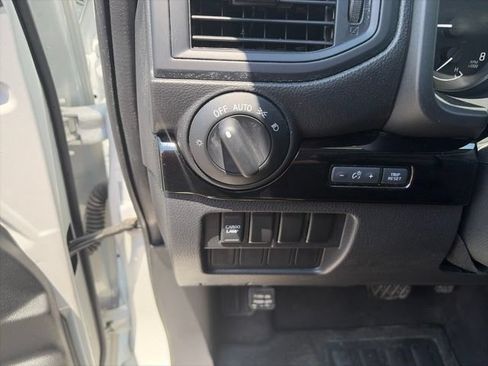 Used 2022 Nissan Titan SV RWD image 19