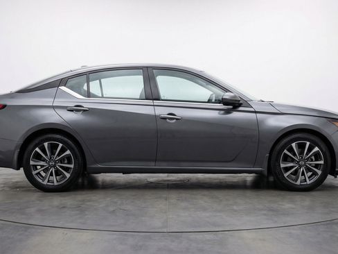 Used 2025 Nissan Altima 2.5 SV FWD image 11