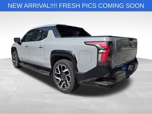 Used 2025 Chevrolet Silverado EV RST image 5