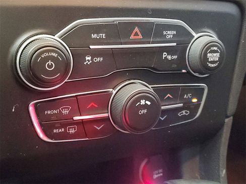 Used 2017 Dodge Charger SE w/ Blacktop Package image 19