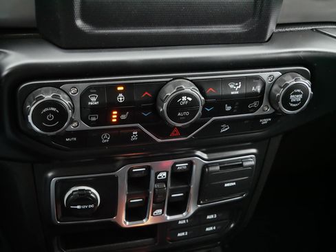 Used 2019 Jeep Wrangler Unlimited Sahara w/ Cold Weather Group image 23