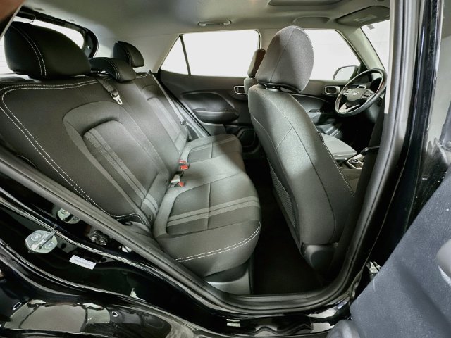 Used 2025 Hyundai Venue SEL FWD image 24