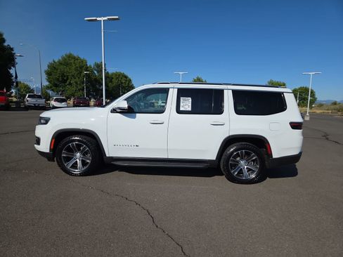 Used 2022 Jeep Wagoneer Series III AWD/4WD image 11