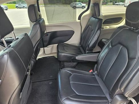 Used 2024 Chrysler Pacifica Touring-L FWD image 25