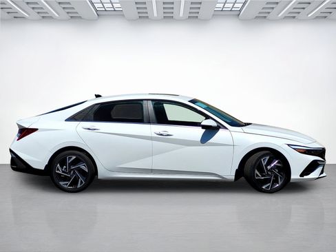New 2026 Hyundai Elantra Limited FWD image 3