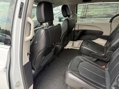 Used 2023 Chrysler Pacifica Touring-L image 12