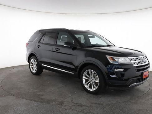 Used 2018 Ford Explorer XLT w/ Equipment Group 202A FWD image 2