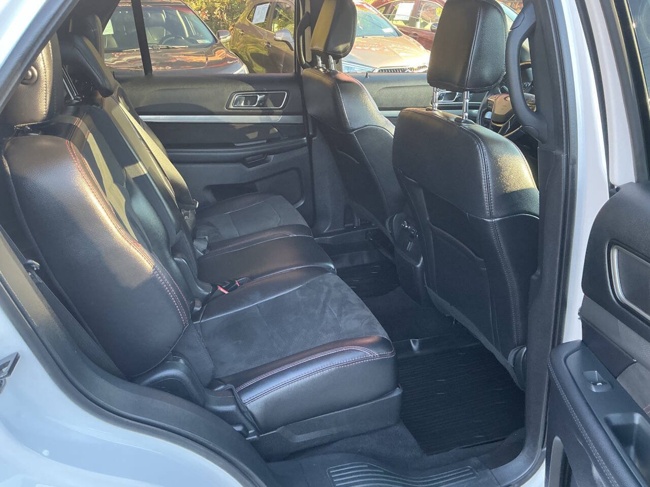 Used 2019 Ford Explorer XLT w/ Equipment Group 202A AWD/4WD image 26