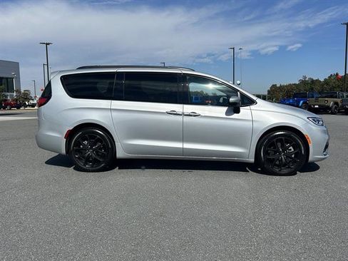 Used 2023 Chrysler Pacifica Touring-L w/ Uconnect Theater Family Group image 5