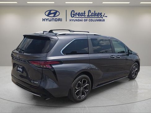 Used 2025 Toyota Sienna Platinum AWD/4WD image 5