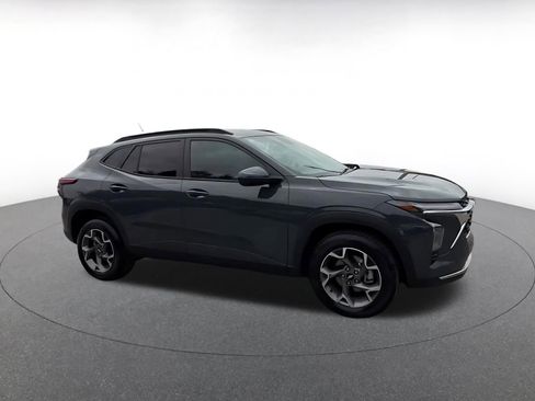 Used 2025 Chevrolet Trax LT image 2