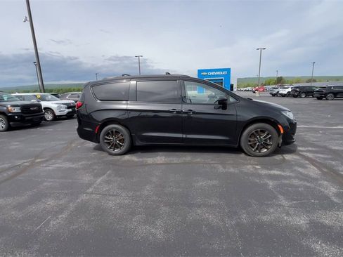 Used 2020 Chrysler Pacifica Touring-L image 9
