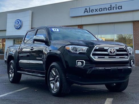 Used 2017 Toyota Tacoma Limited image 1