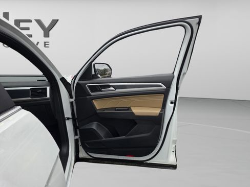 Used 2023 Volkswagen Atlas Cross Sport SE w/ Panoramic Sunroof Package image 19