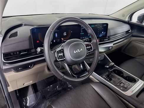 Used 2025 Kia Carnival FWD image 9