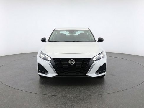 Used 2025 Nissan Altima 2.5 SV FWD image 2