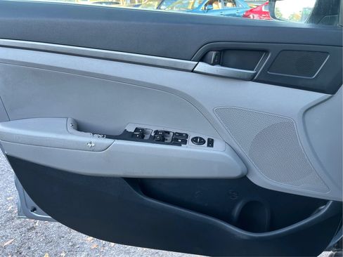 Used 2017 Hyundai Elantra SE FWD image 18