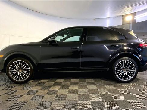 Used 2022 Porsche Cayenne w/ Premium Package image 2