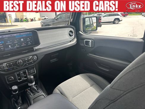 Used 2025 Jeep Wrangler Unlimited Sahara AWD/4WD image 24