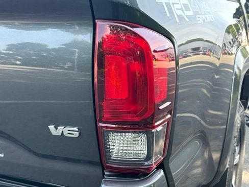 Used 2018 Toyota Tacoma TRD Sport AWD/4WD image 13