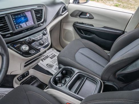 Used 2020 Chrysler Pacifica Touring image 14